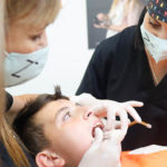 Adolescente revisando las muelas del juicio en la Clínica Dental Zapico