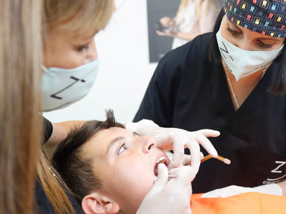 Adolescente revisando las muelas del juicio en la Clínica Dental Zapico