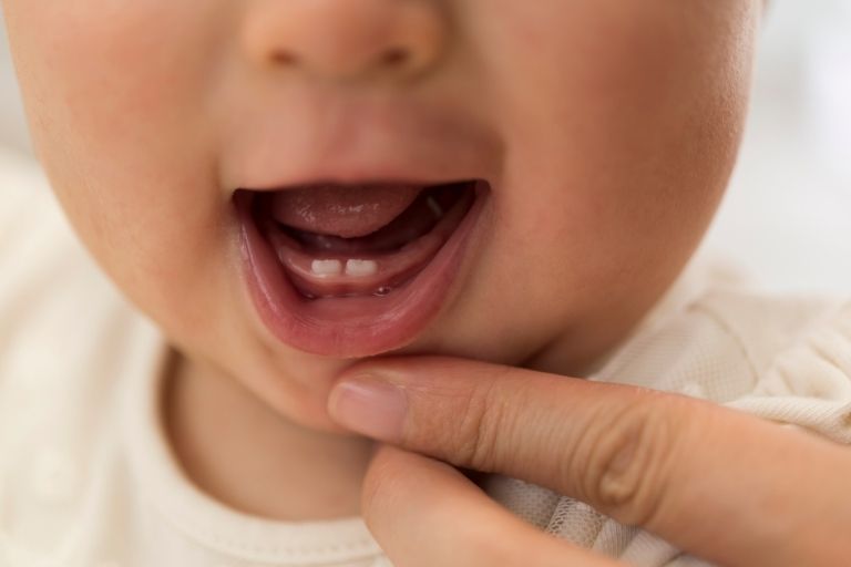 Trucos para la dentición que ayudan a la salud oral de tu bebé. Odontopediatría en Piedras Blancas.
